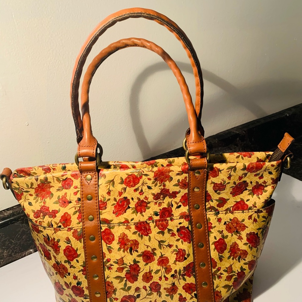 Patricia Nash Carducci Pocket Tote:  Tan Rosso Fiore:  EUC